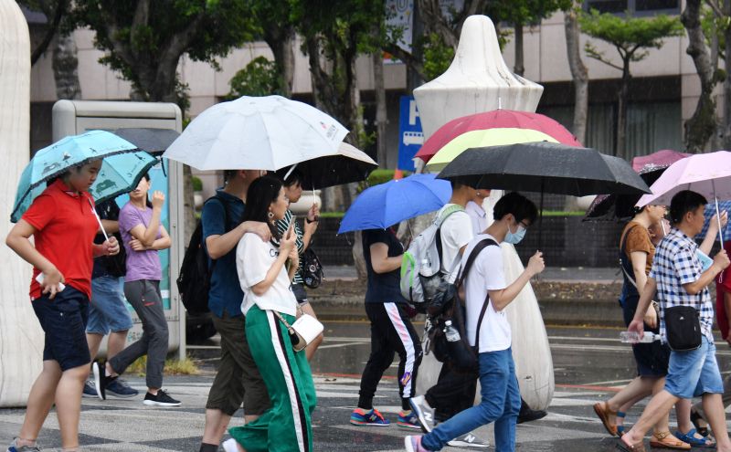 ▲氣象署說明，端午連假天氣則較悶熱，降雨集中在南台灣，其它地區則在午後會有雷陣雨。（圖／NOWnews資料照）
