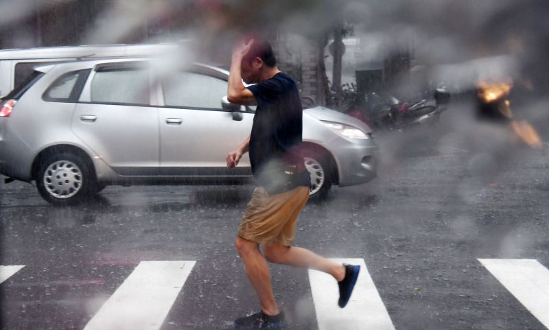 ▲今年首波「梅雨鋒面」來襲，氣象署發布「大雨特報」，午後雨區將逐步擴大。（圖／NOWnews資料照）