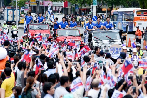 2017年世大運台灣英雄大遊行，就吸引不少國人前往迎接選手。（圖／NOWnews資料照）