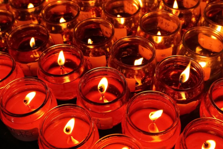 燈是元神的象徵，佛經中以「燈」象徵內心光明、智慧如光，以往的平安燈是使用蠟燭或油燈的方式。（圖／shutterstock）