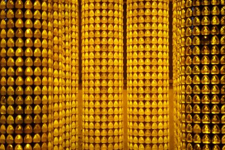 「點光明燈」一般寓意照亮前途，並祈求平安吉祥；而不滅的燈火則象徵破除黑暗、開啟智慧、福壽增長。（圖／shutterstock）