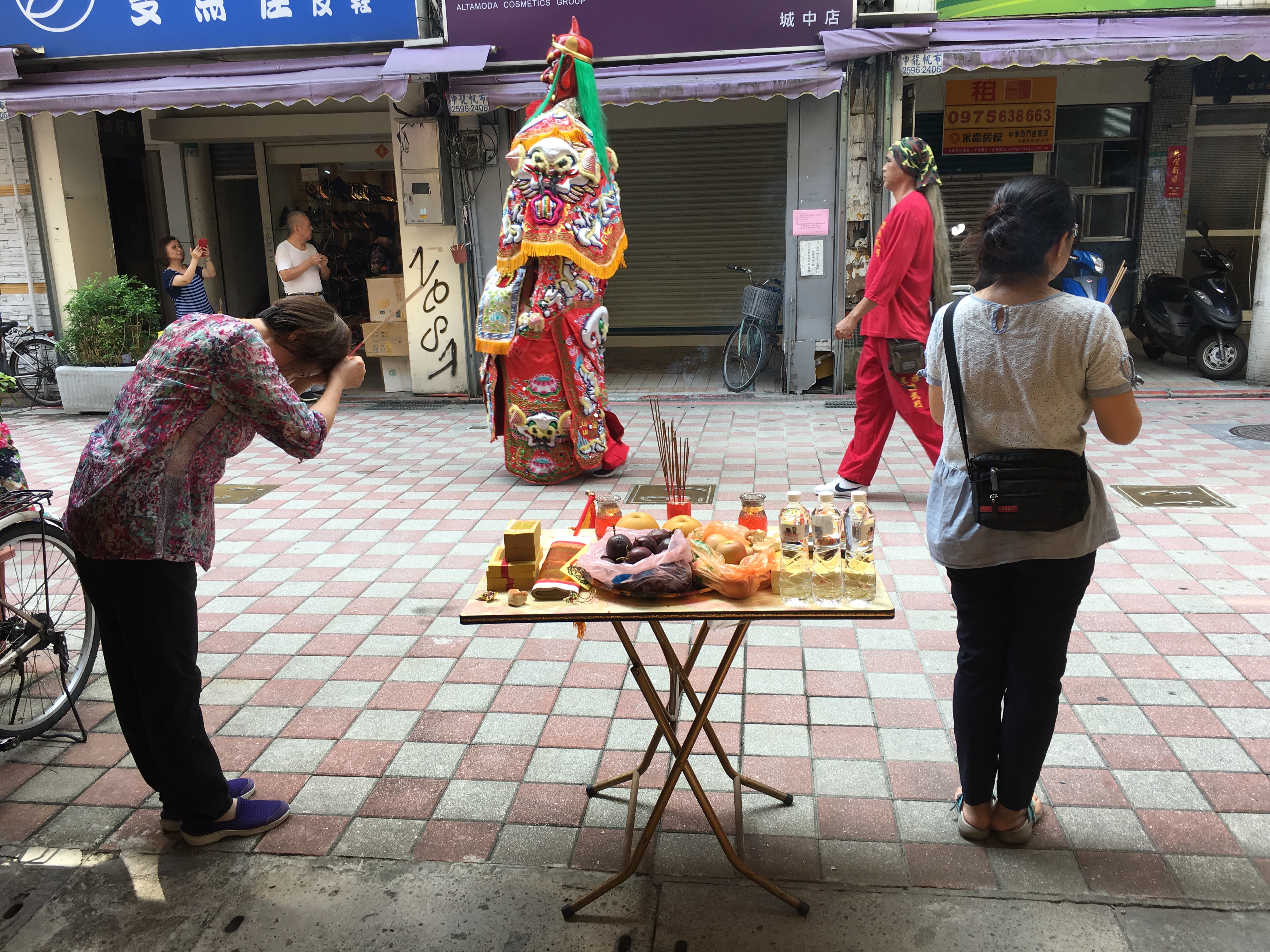 商家設香案祭拜