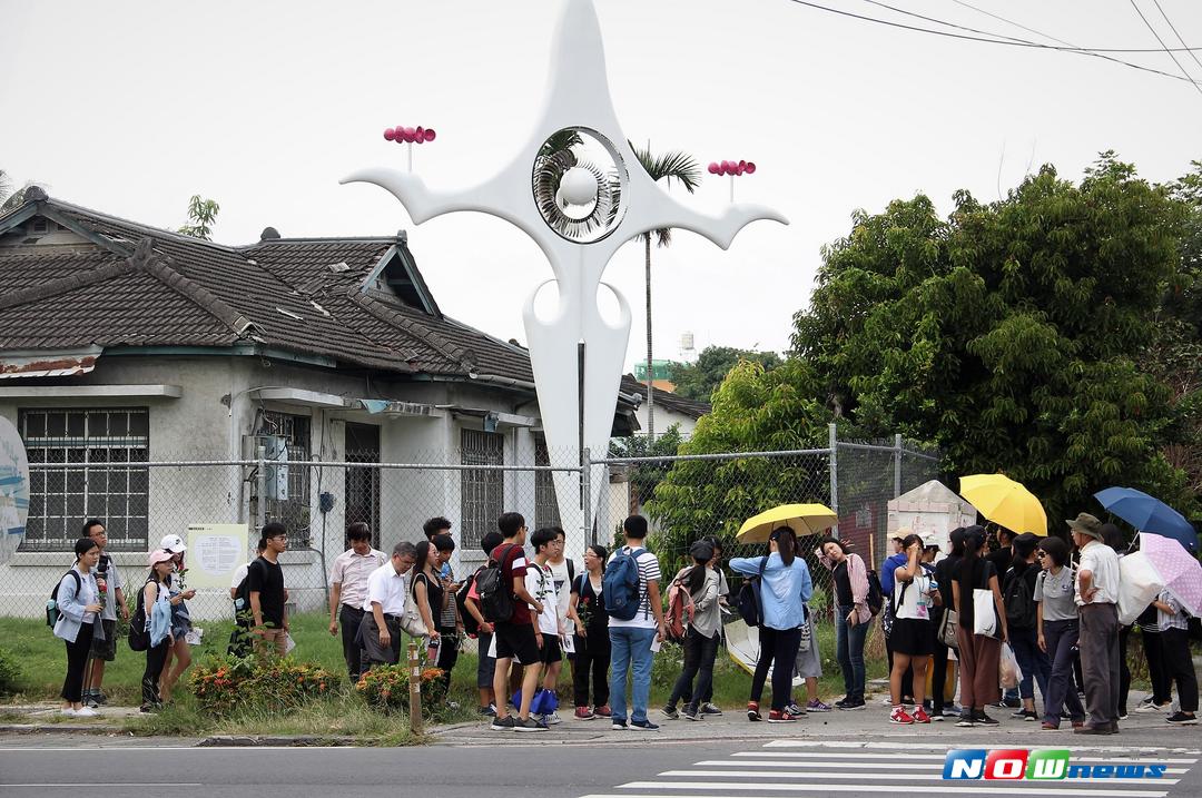 ▲梁任宏以空軍飛翔意念為靈感所發想出的作品「心晴」作品，高聳於青島街「將軍之屋」對面。（圖／記者陳宗傑攝,2017.09.30）