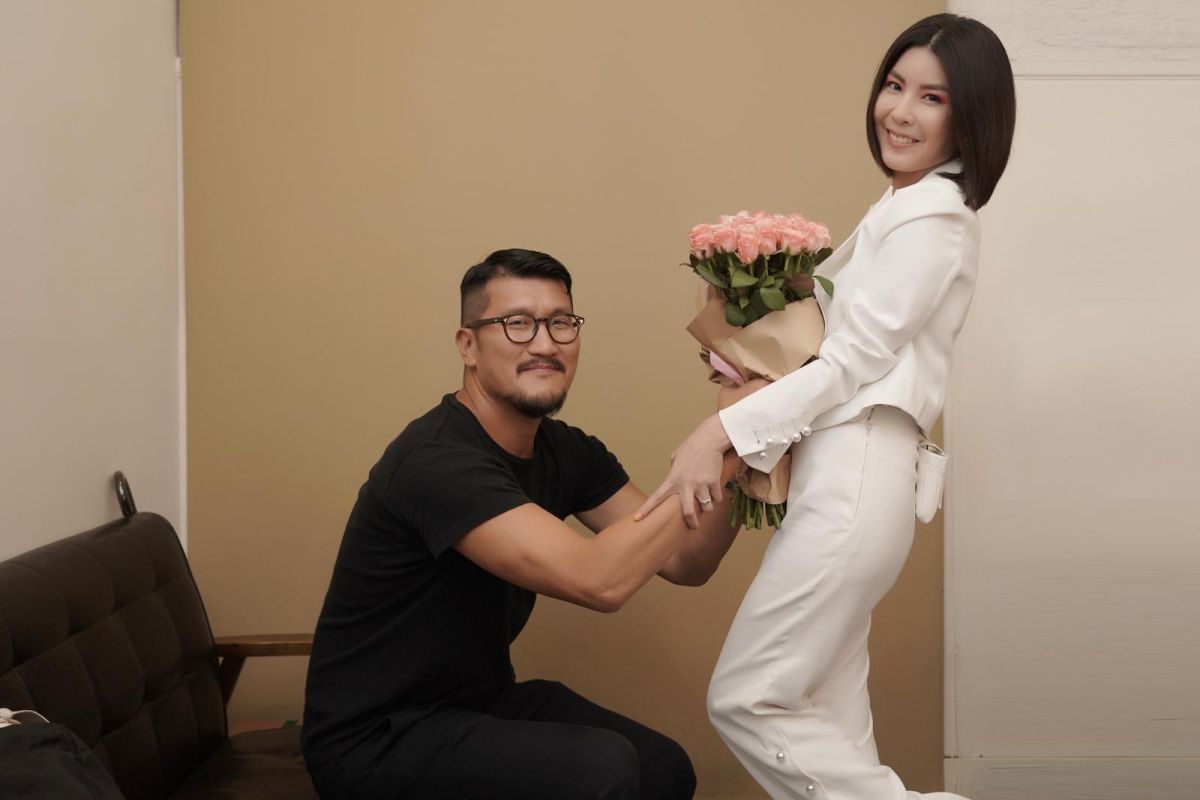 ▲許茹芸老公在彩排時，送給她一束鮮花，讓許茹芸（右）超開心，一旁的魏如萱好尷尬。（圖／索尼提供 , 2017.09.30）