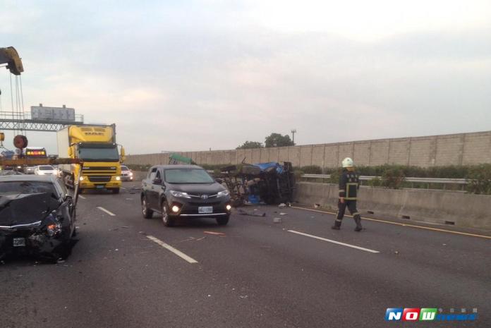 ▲國道一號北上233公里處今（30）日清晨5時許發生追撞車禍。（圖／記者簡勇鵬翻攝 , 2017.09.30）