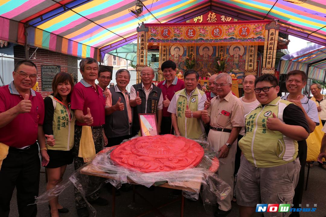 ▲市長林佳龍及客家事務委員會主委劉宏基聯名敬獻120斤超大紅龜粄慶讚。（圖／記者柳榮俊攝 , 2017.9.30）