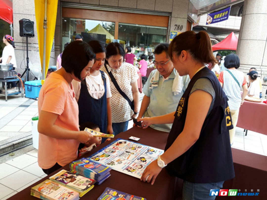 ▲第三分局在綠園道社區市集中透過遊戲，向婆婆媽媽們宣導各項預防犯罪觀念（圖／記者鄧力軍攝 , 2017.09.30）