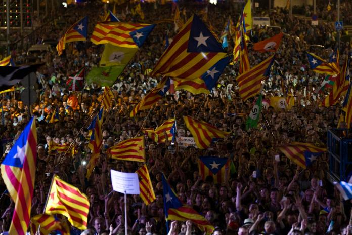 ▲西班牙東北部的加泰隆尼亞將於10月1日舉行獨立公投，支持獨立民眾在街頭揮舞獨立旗幟。（圖／達志影像 ／美聯社）