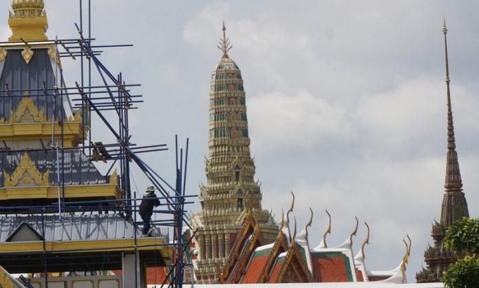 ▲泰國曼谷大皇宮和玉佛寺自10月1日起暫停開放。圖為工人加緊施工火化亭相關設施，右後方即為玉佛寺。（中央社資料照片）
