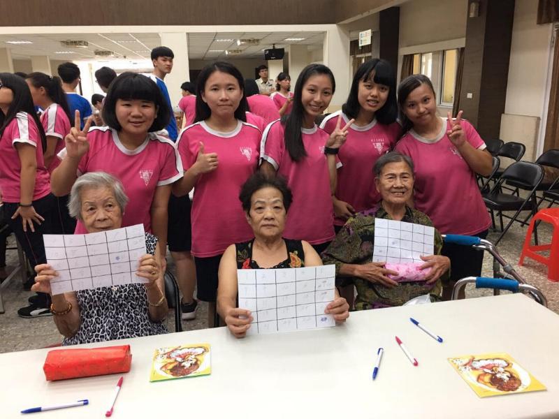 ▲嘉家職學生與長輩們互動，讓老長輩甚感溫馨及窩心。（圖／記者郭政隆翻拍）