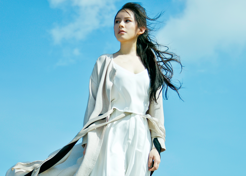 ▲王詩安為求畫面上相，拚命灌水消水腫，身穿白色長裙走在沙灘上，充滿俠女風範。（圖／賦音樂提供 , 2017.09.29）