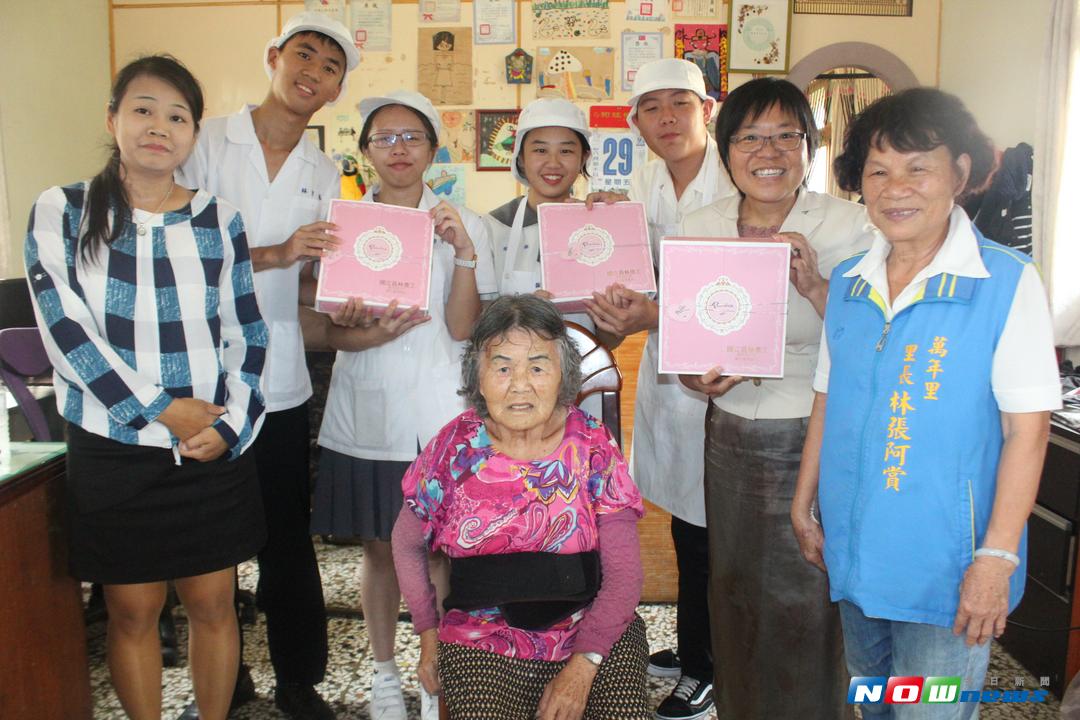 ▲員林農工教導食品加工科學生製作月餅，分送給學校附近萬年里的清寒家庭。（圖／記者陳雅芳攝，2017.9.29）