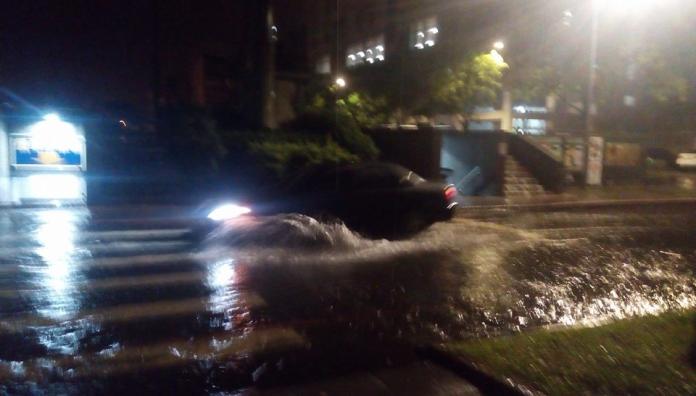 ▲大雷雨襲擊宜蘭，多處路段積水嚴重。（圖／翻攝自宜蘭知識+）