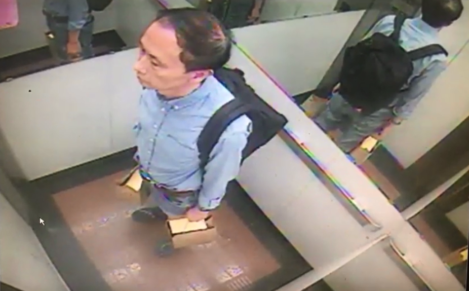 ▲李新驚傳墜樓身亡，27日晚間返家在電梯裡的監視器畫面成為他生前最後影像。（影片截圖／台北市政府警察局大安分局提供）