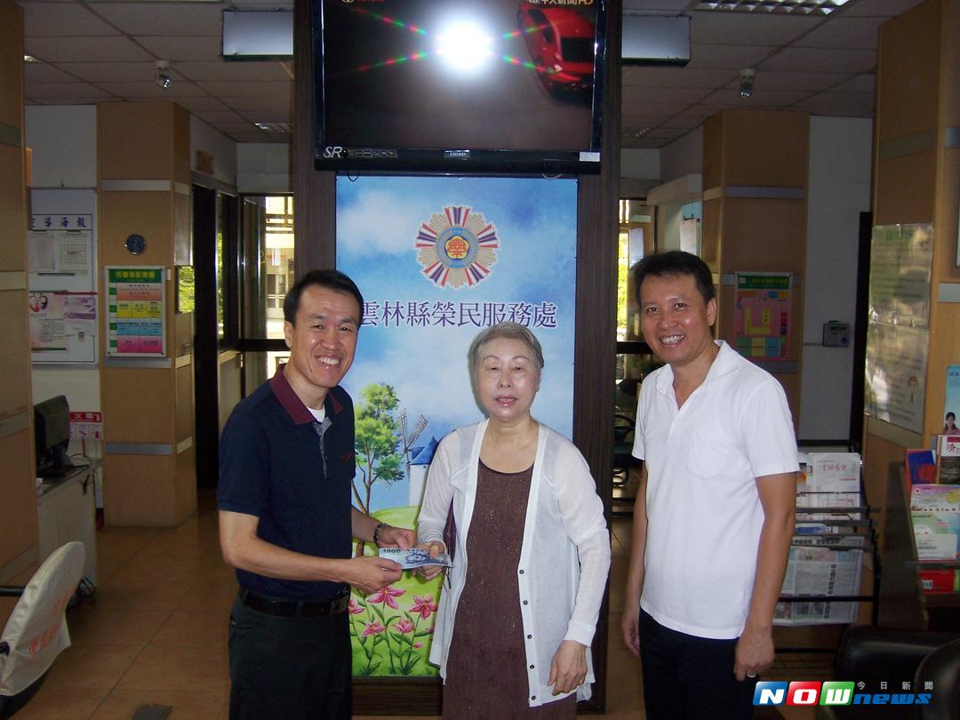 ▲曹媽媽將善款親自送到雲林縣榮服處轉交林處長，持續認養榮民遺孤。（圖／記者蘇榮泉翻攝）