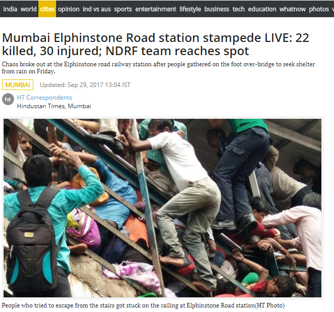 ▲印度孟買29日上午發生火車站人行橋踩踏事故，官員表示，至少15人喪生。不過也有媒體報導22人喪生。（圖／翻攝自印度斯坦時報網站hindustantimes.com\\)