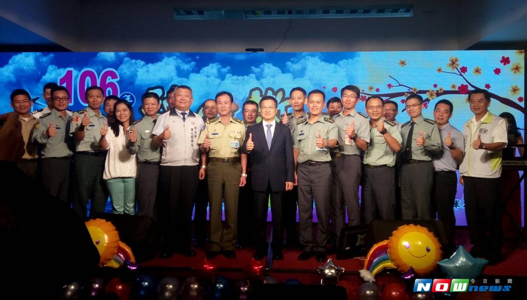 ▲彰化縣各界敬軍社團，代表於花壇鄉全國麗園餐廳辦理106年秋節敬軍活動，彰化縣長魏明谷並致贈秋節慰問金，並提前祝賀官兵們佳節愉快。（圖／記者陳雅芳攝，2017.9.28）