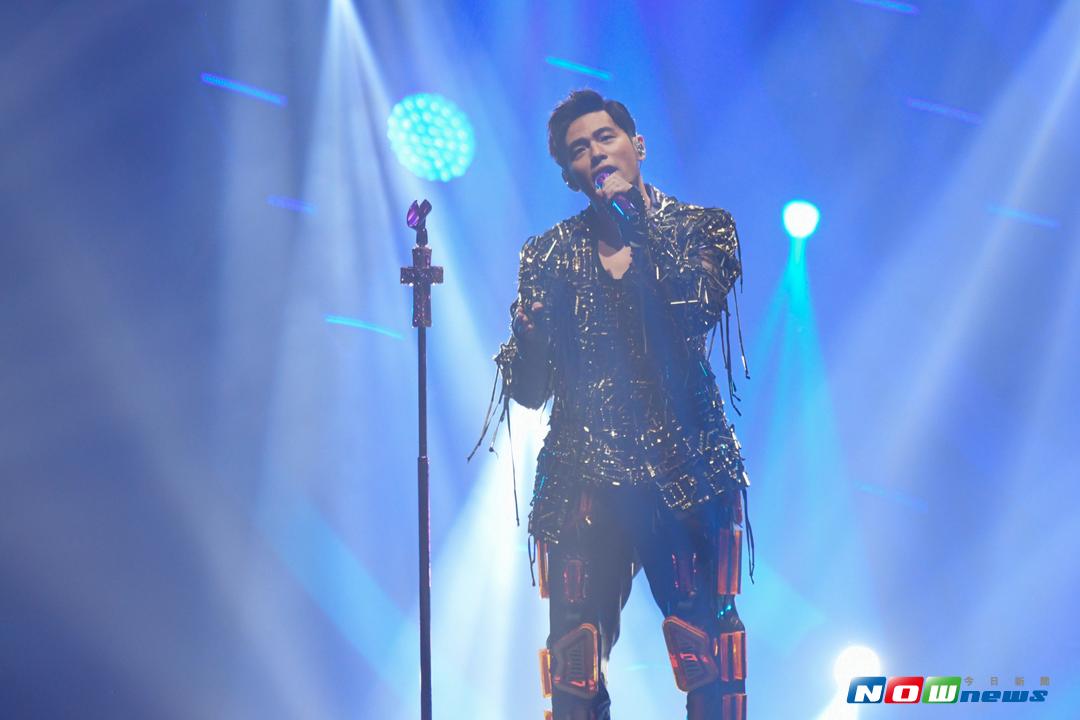 ▲周杰倫以身穿太空裝營造跨越時空而來的氣氛，以快歌為演唱會拉開序幕。（圖／記者葉政勳攝 , 2017.09.28）