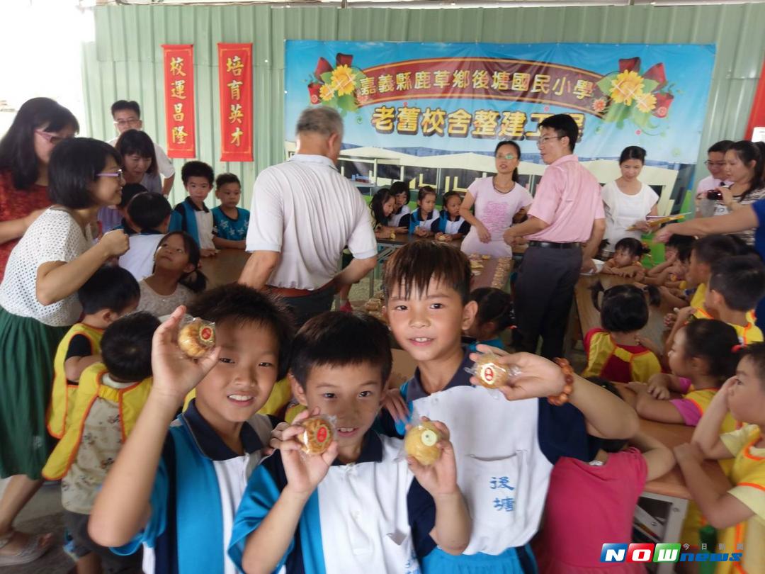 ▲後塘國小學童博餅提前歡度中秋，博得月餅學生開心秀戰果。（圖／邱嘉琪攝 , 2017.09.28）
