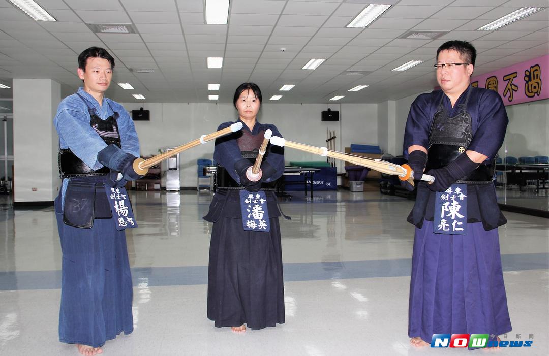 ▲現任鶴聲國中體育老師的潘梅英\\(中\\)，曾在區運會創下全國女子團體六連霸。（圖／記者陳宗傑攝,2017.09.28）