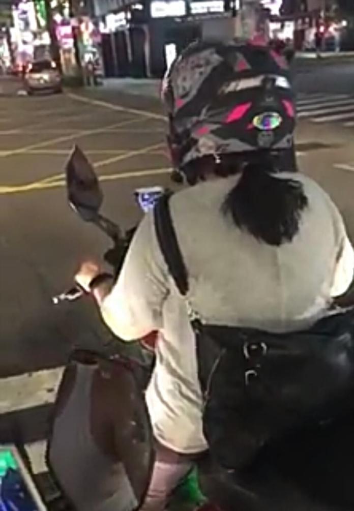 ▲大媽騎車上路也要打麻將，嚇壞身旁用路人。（圖／翻攝自爆料公社）
