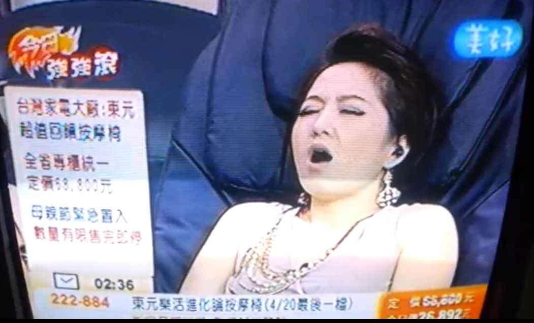 ▲購物台女主持人坐在按摩椅上，表情銷魂讓人想歪。（圖／翻攝自爆廢公社二館）