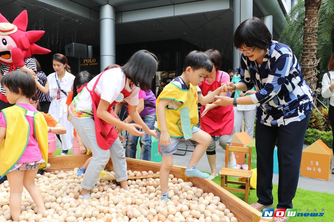 ▲明新兒童發展中心的慢飛天使們，踩著溫潤的木球，孩子們的笑聲與木球清脆的碰撞聲，交織成一段溫馨又悅耳的樂章。（圖／記者陳志仁攝，2017.09.28）