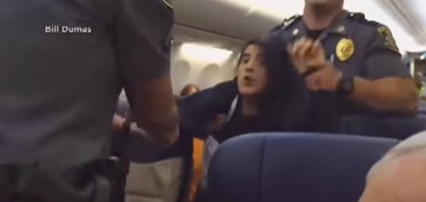 ▲美國再度驚傳有飛機上的乘客遭航警拖下機的事件。（圖／翻攝自Youtube , 2017.09.28）
