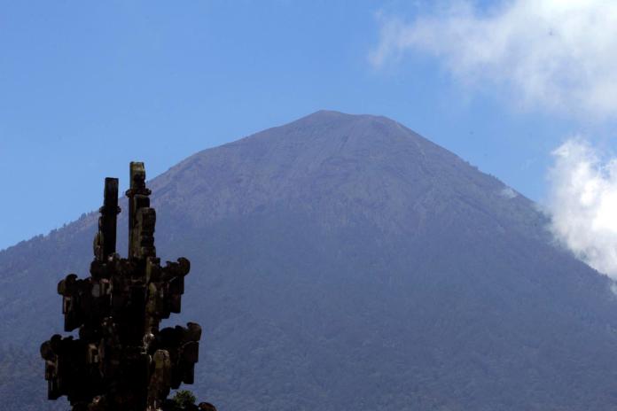 ▲印尼峇里島阿貢火山（Agung Volcano）近期活動加劇，有噴發可能，外交部27日調整峇里島旅遊警示燈號為橙色。（圖／達志影像／美聯社）
