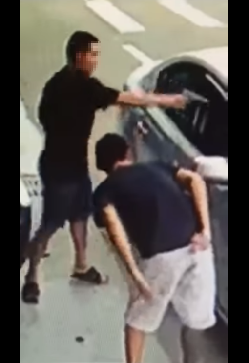 ▲吳姓男子酒後朝無辜民眾開槍，行凶畫面曝光。（圖／影片截圖，翻攝自《爆料公社》網站）