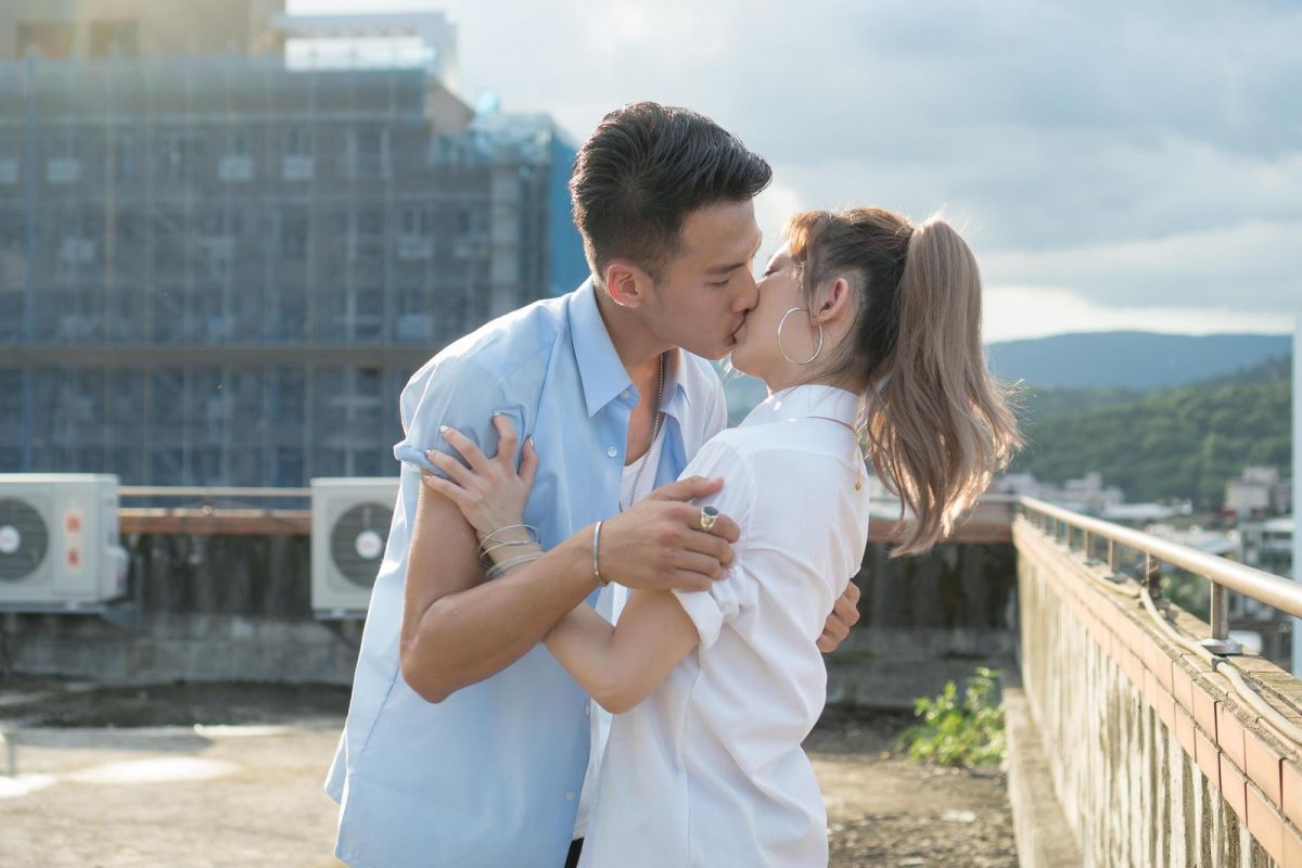 ▲吳念軒（左）獻出螢幕初吻，卻遭到女主角姚亦晴嗆「沒經驗」。（圖／TVBS提供 , 2017.09.27）