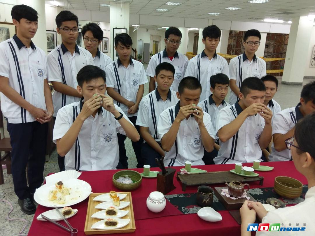 ▲協志工商為體恤離鄉背景僑生，中秋節前夕特地讓他們參與月餅製作及品嚐月餅，一解思鄉情。（圖／邱嘉琪攝 , 2017.09.27）