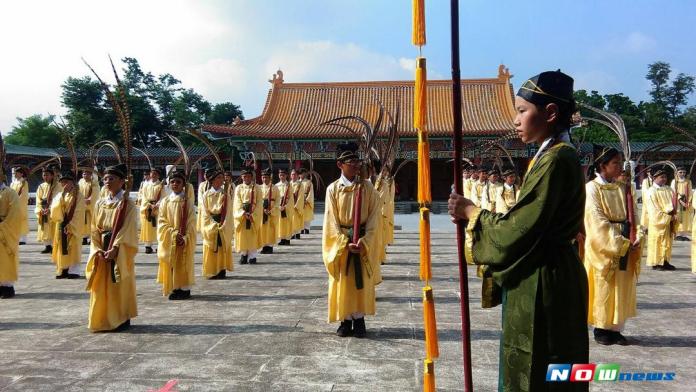 發揚「尊師重道」精神　孔子誕辰釋奠典禮左營蓮潭畔舉行
