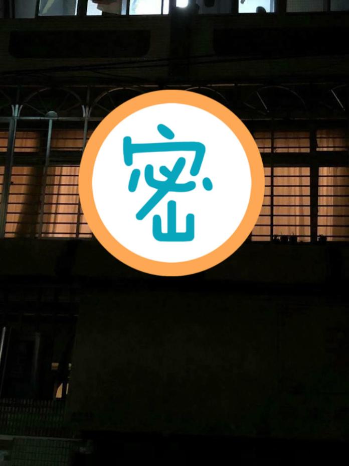 ▲網友驚見有女子吊掛在陽台。（圖／翻攝自爆料公社）