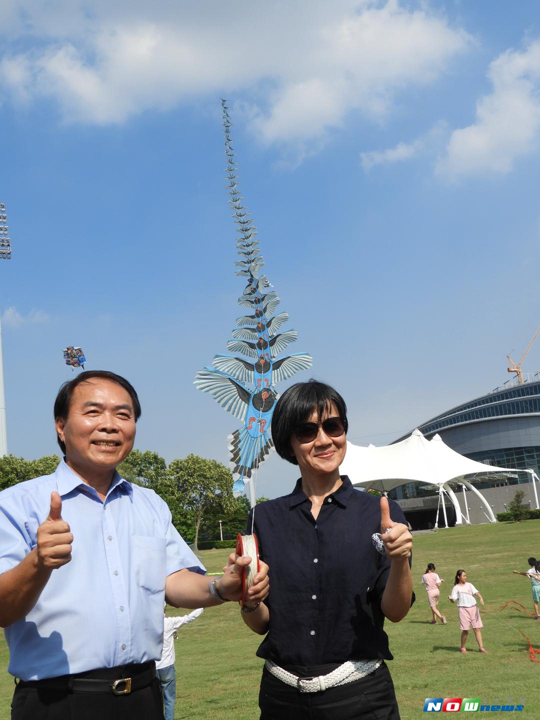 ▲新北市政府文化局副局長于玟（右）、石門區長吳嘉榮（左），共同展示「台灣藍鵲」的主題風箏，讓世界見證台灣之美。（圖／記者陳志仁攝，2017.09.26）