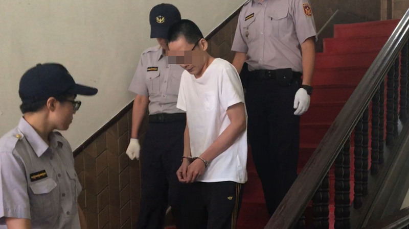 ▲高等法院26日開庭審理女童小燈泡遭殺害案，傳喚看守所精神科醫師施至及輔導志工釋淨玄作證，王姓被告就精神狀況主張「我很正常」；小燈泡父母委任律師說，「婉拒修復式司法」。圖為王男（白衣）庭訊後還押。中央社記者劉世怡攝  106年9月26日