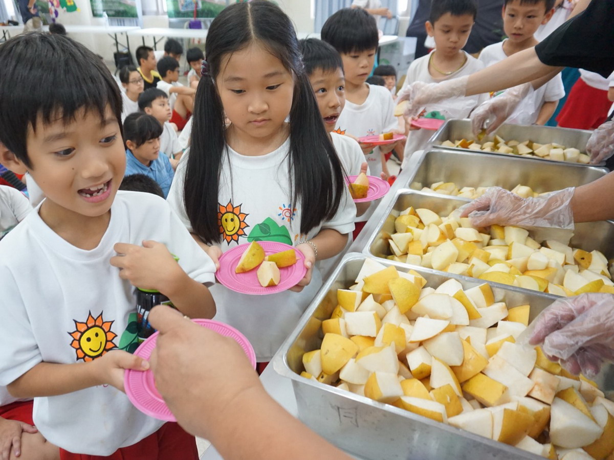 ▲學童們在歡悅和新奇的表情中，品嚐東勢區4種梨的滋味。（圖／東勢區公所提供2017.9.26）