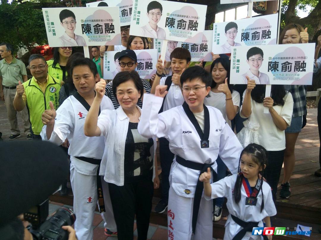 ▲台中市前市長張溫鷹\\(前排左2\\)的女兒陳俞融\\(右二\\)宣布參加民進黨台中市中西區市議員黨內提名初選。（圖／柳榮俊攝 , 2017.9.26）