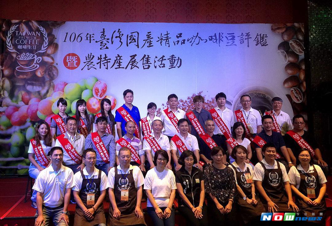 ▲秘書長黃玉霜及評審委員們與獲獎者合影。（圖／記者蘇榮泉翻攝，2017.09.25）