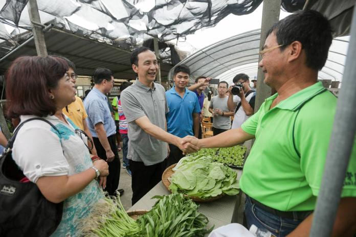 ▲新北市長朱立倫，今（25）日南下雲林、嘉義地區出席有機蔬果拍賣的說明會，並與在地小農座談。（圖／新北市政府新聞局提供）