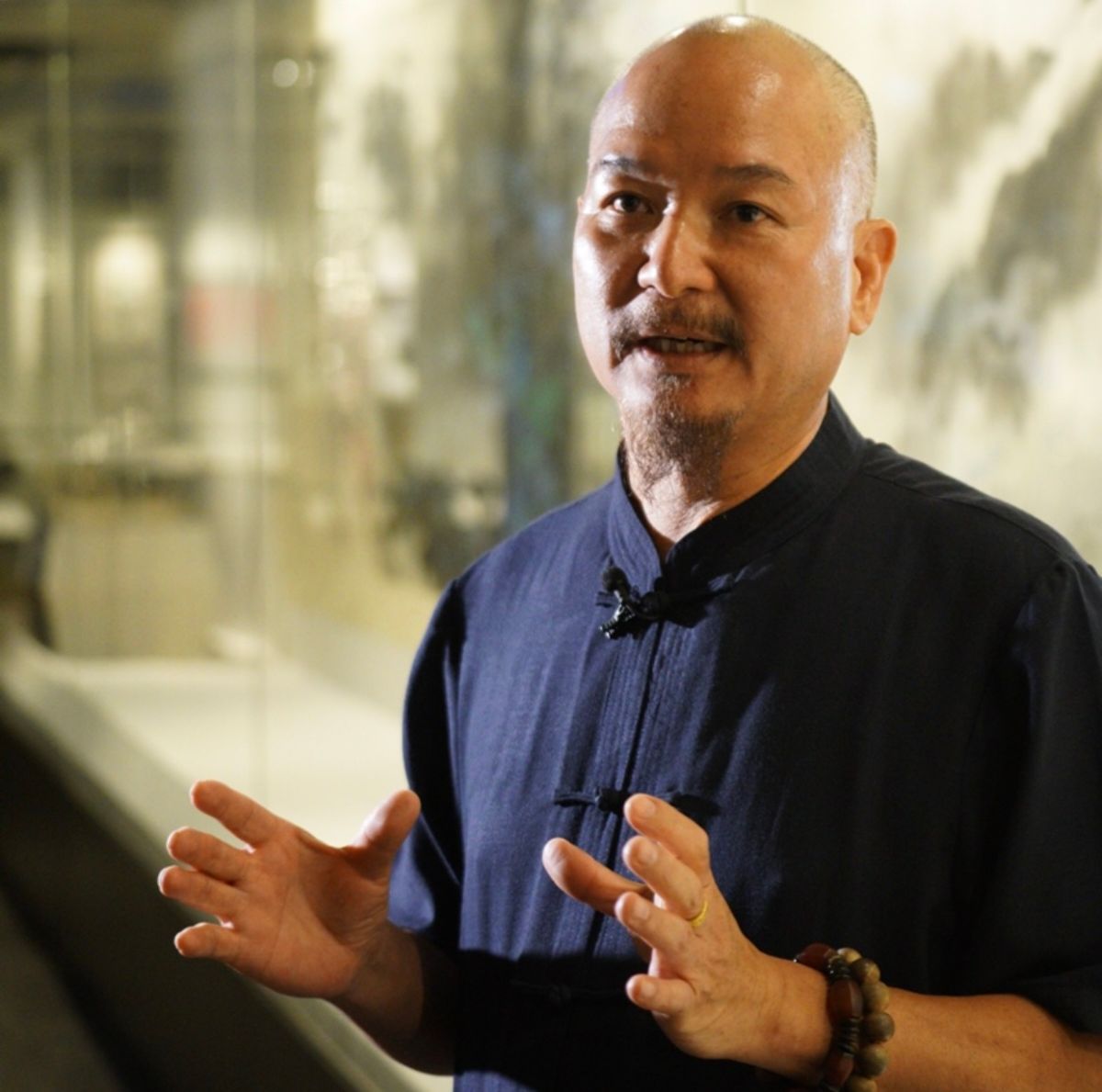 ▲許文融近年開始學習古琴，希望似高山流水般的琴音，彈奏出人生意境，擴展到他的每一個作品。（圖／佛光山人間社提供）