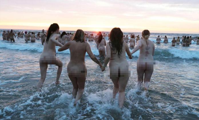 ▲英國於24日凌晨舉辦第六屆裸體晨泳大會。（圖／翻攝自太陽報）