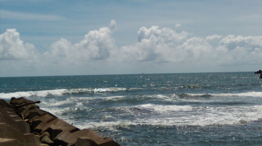 ▲風光明媚的高雄梓官蚵仔寮沙灘，水下深藏暗流。（圖／翻攝自Google Map）