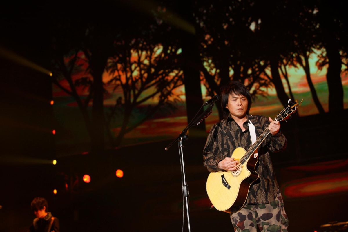 ▲伍佰《透南風》演唱會昨（23）日在高雄登場，最後安可時與19位工作人員一起大合唱。（圖／環球提供 , 2017.09.23）