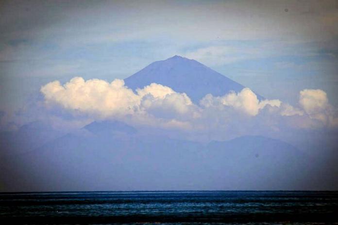 ▲印尼峇厘島的阿貢火山近期活動加劇，有噴發可能。（圖／翻攝自straitstimes.com）