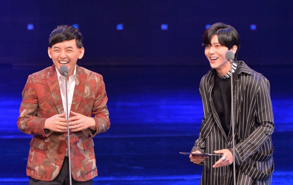 ▲黃子佼（左）與畢書盡一起頒發「流行音樂節目獎」和「流行音樂節目主持人獎」。（圖／三立提供，2017.09.23）