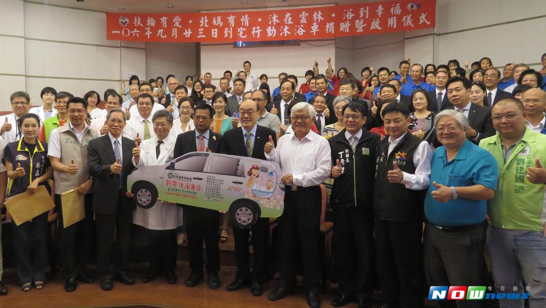 ▲臺北圓環扶輪社捐行動到宅沐浴車，社長黃崑棣代表捐贈，媽祖醫院院長吳錫金代表接受。（圖／記者蘇榮泉拍攝，2017.09.23）