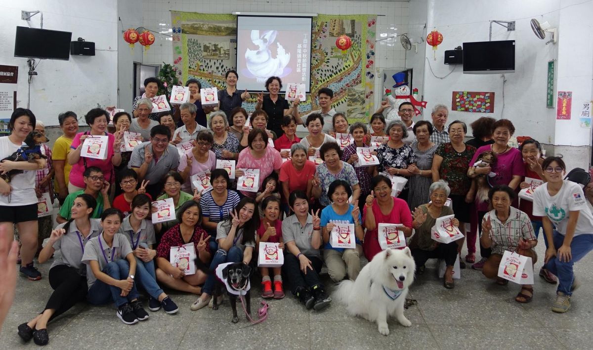 ▲過港社區長輩與微風慈善基金會執行長陳美汀及狗醫生們合影。（圖／微風慈善基金會提供 , 2017.09.22）