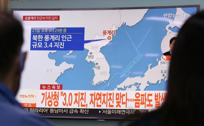▲北韓23日下午發生規模3.4地震，外界懷疑北韓再次進行核試，圖為南韓民眾觀看地震相關報導。（圖／達志影像／美聯社）
