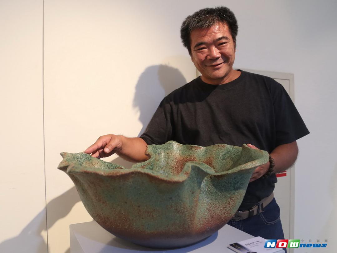 ▲陶藝家陳炳廷擅長熟料陶土及大甲東手擠坯技法，作品造型簡練大器、單純強烈。（圖／記者黃玿琮攝2017.9.23）